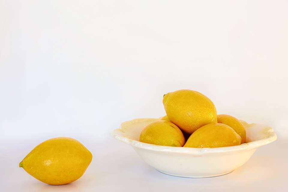 Limoni gialli in un piattino bianco