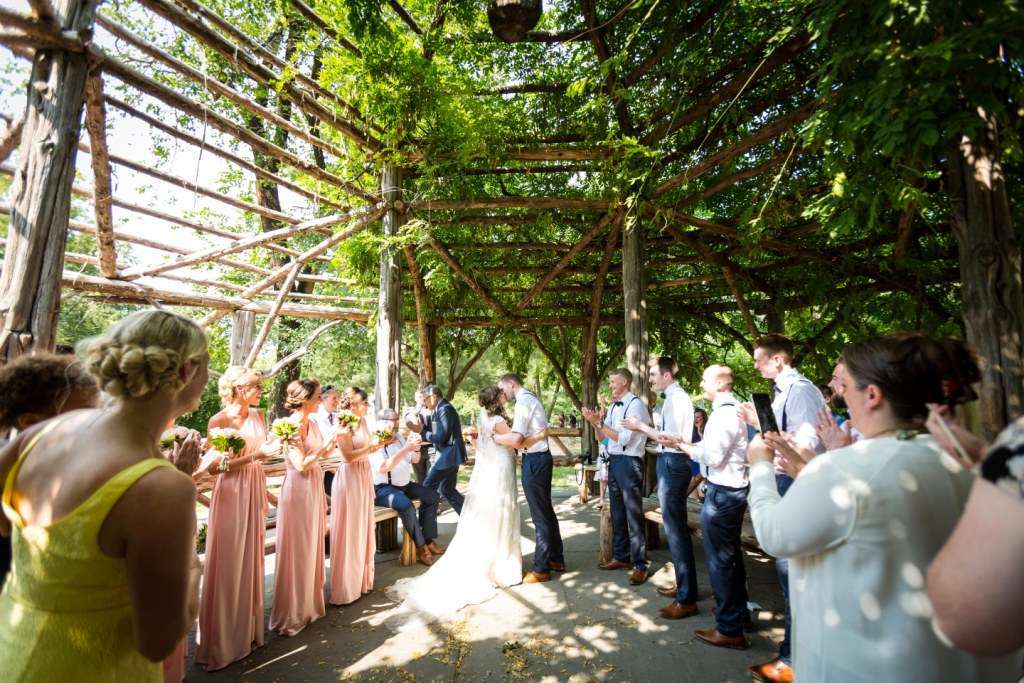 Matrimonio sotto il gazebo di legno di Central Park