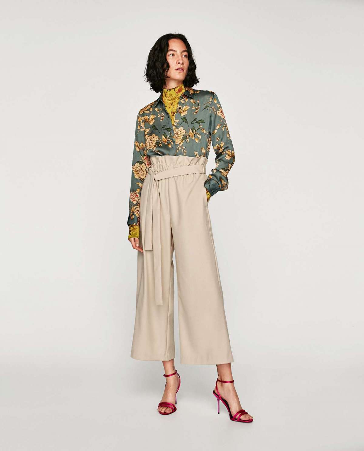 Pantaloni con vita paper bag Zara