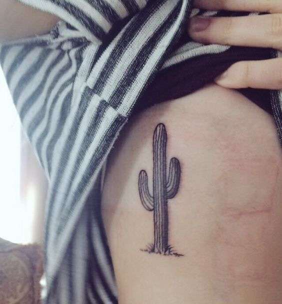 Cactus tatuato su un fianco