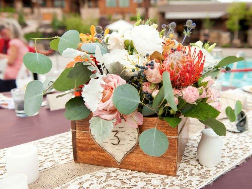 Centrotavola con fiori per il matrimonio