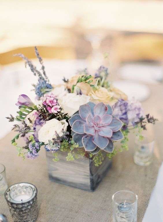 Centrotavola con lavanda e altri fiori