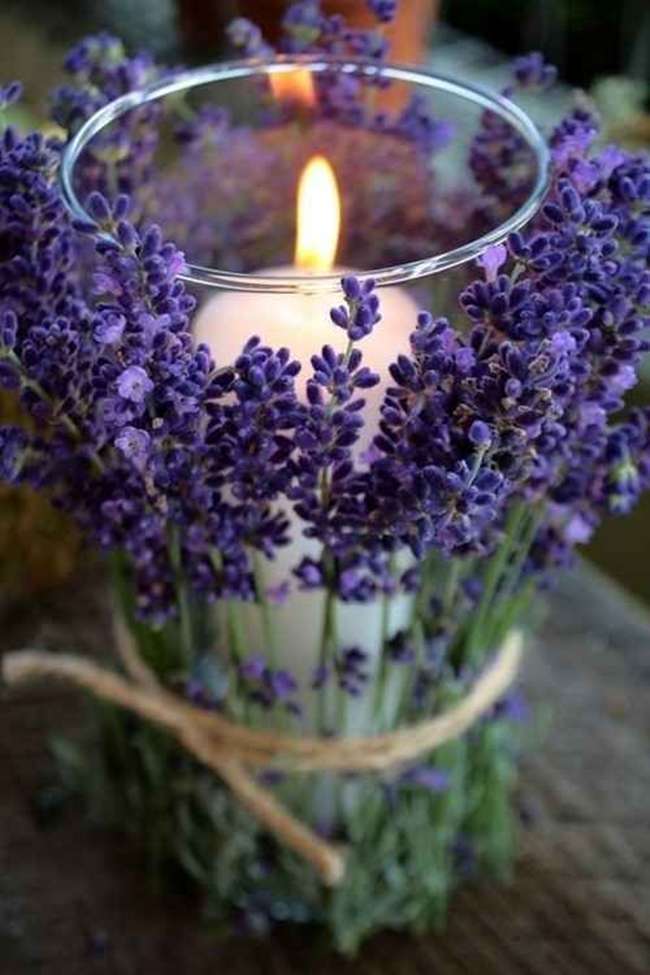 Centrotavola con vaso e fiori di lavanda