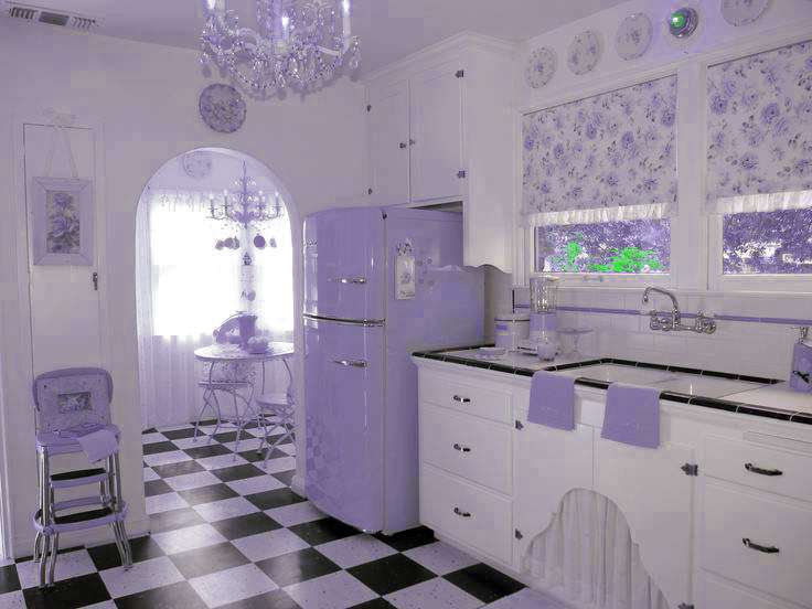 Cucina colorata di viola