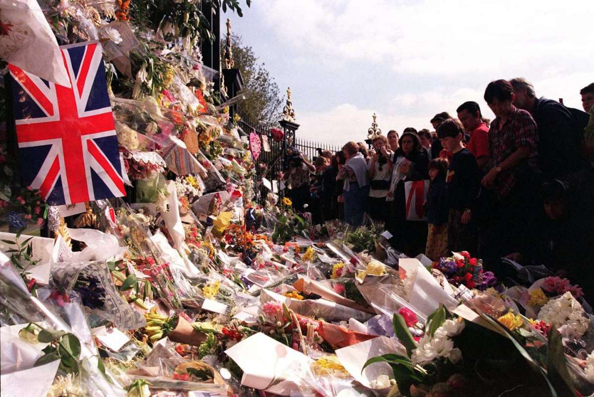 Distese di fiori per la morte di Lady D