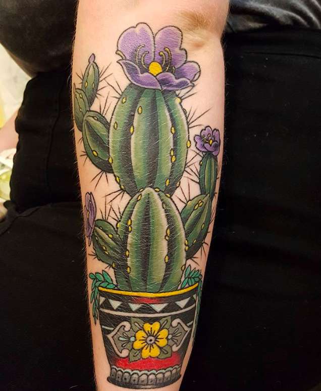 Lungo tatuaggio a forma di cactus