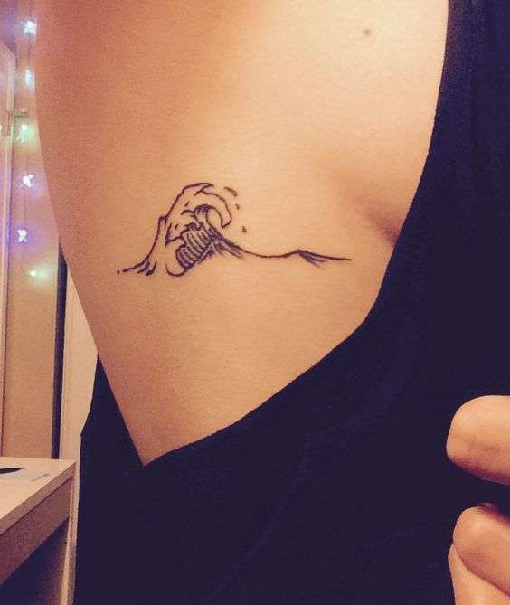 Tatuaggio al lato del seno con onda