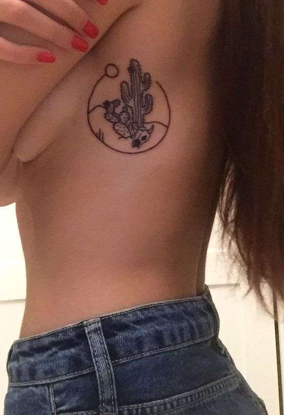 Tatuaggio cactus al lato del seno