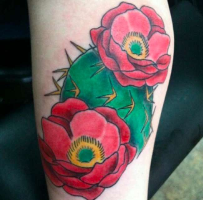 Tatuaggio cactus con fiori rossi