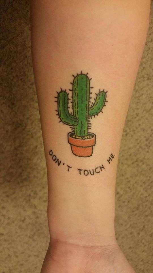 Tatuaggio cactus con scritta
