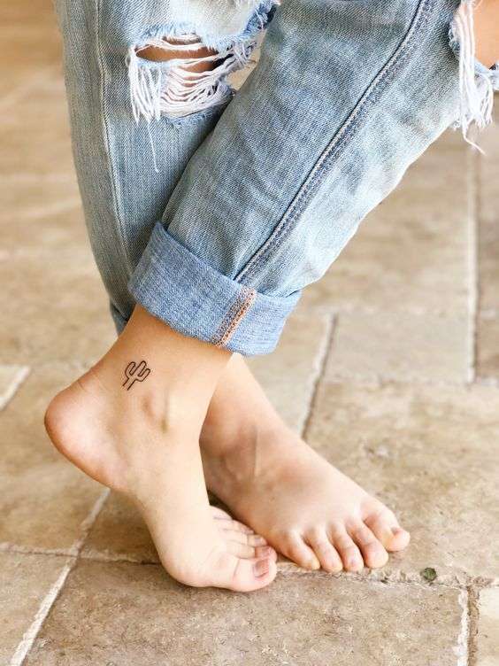 Tatuaggio cactus stilizzato sulla caviglia