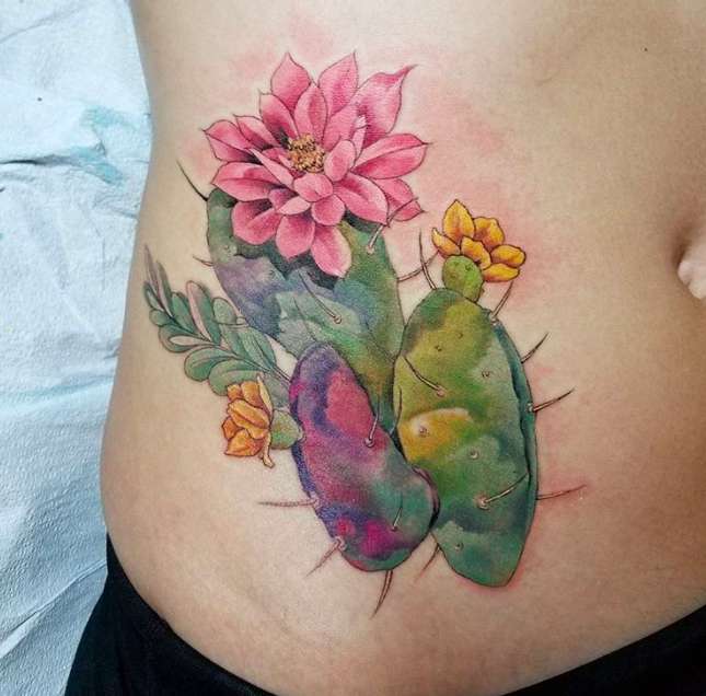 Tatuaggio cactus sulla pancia