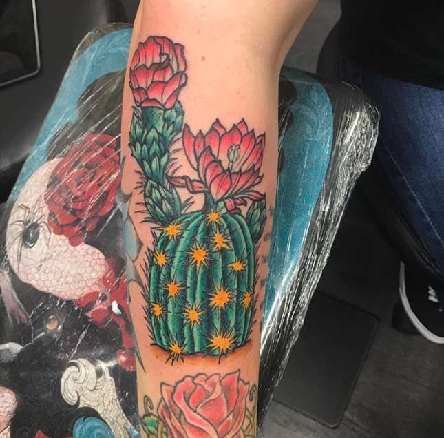 Tatuaggio colorato con cactus in fiore