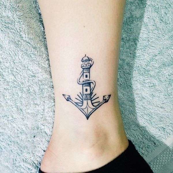 Tatuaggio con ancora a forma di faro