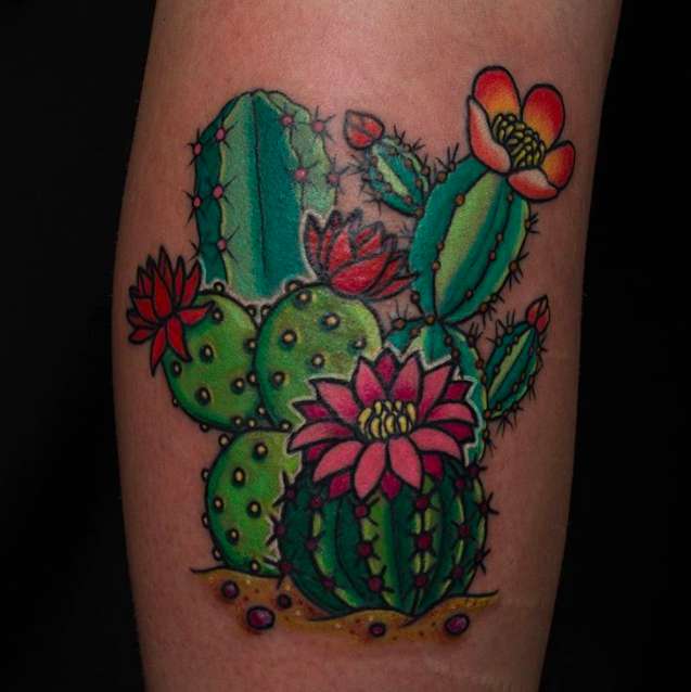 Tatuaggio con cactus fioriti