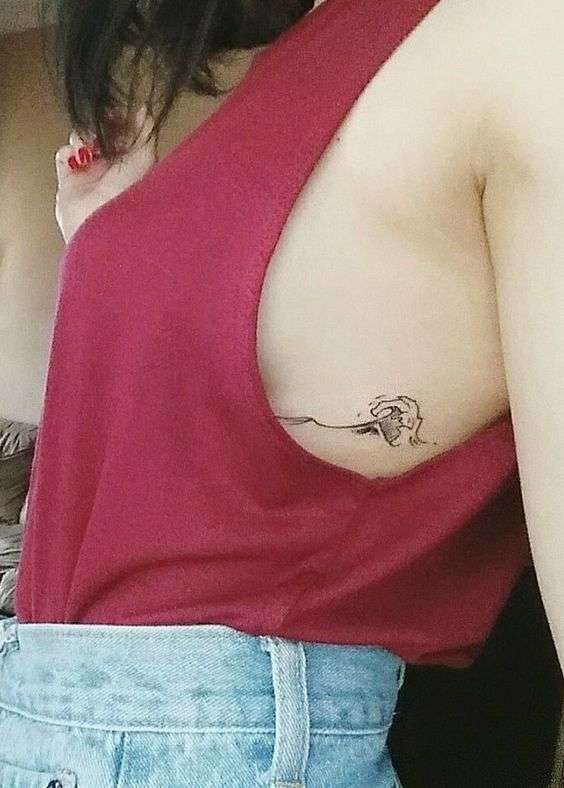 Tatuaggio con onde sotto il seno