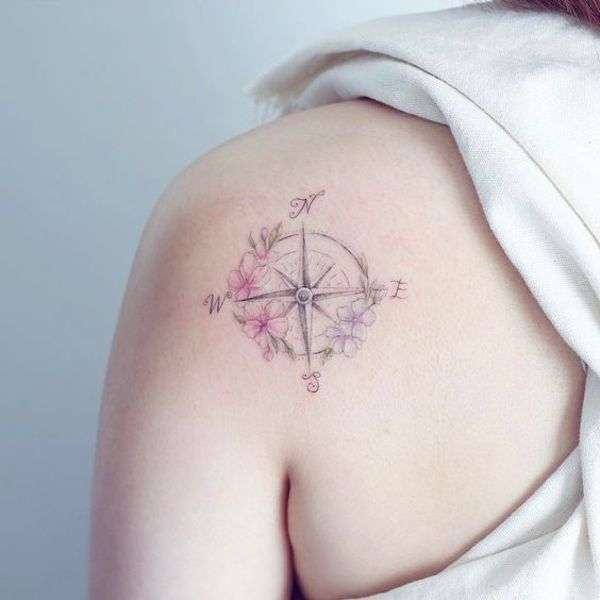Tatuaggio con rosa dei venti