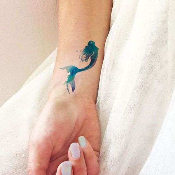 Tatuaggio con sirena sul polso