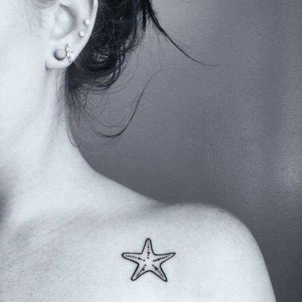 Tatuaggio con stella marina sulla scapola