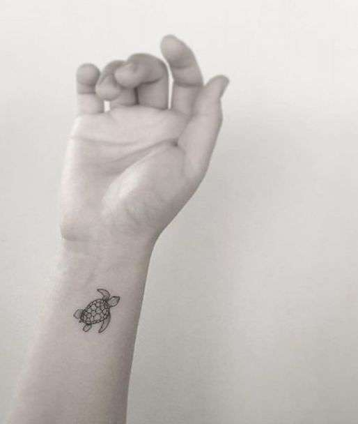 Tatuaggio con tartaruga marina