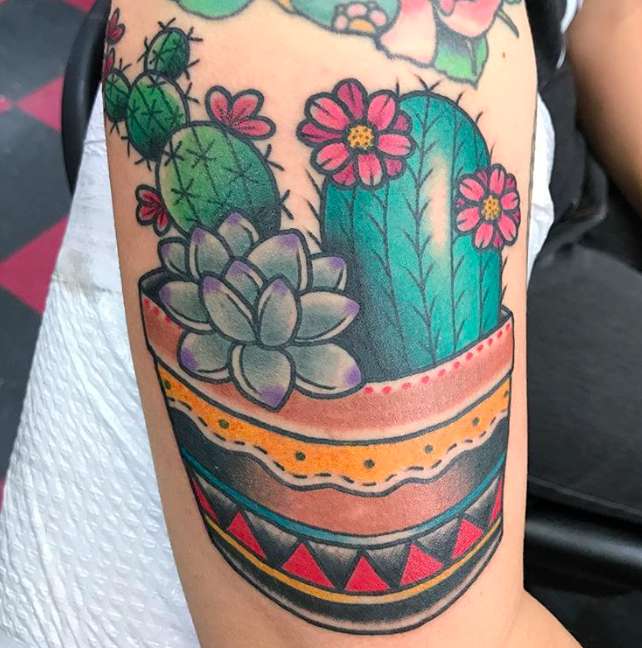 Tatuaggio di cactus in fiore