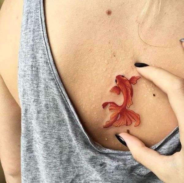 Tatuaggio pesce rosso sulla schiena