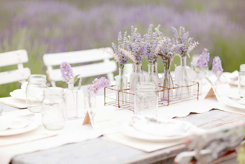 Tavolo decorato con la lavanda