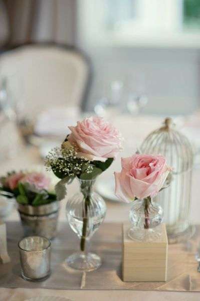 Vasi con rose rosa