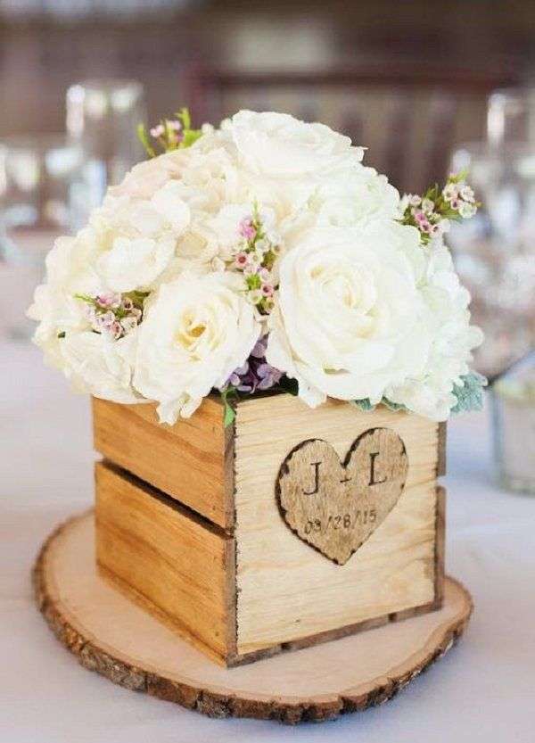 Vaso in legno con fiori bianchi