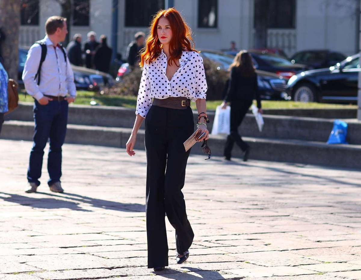 Camicia e pantaloni a palazzo