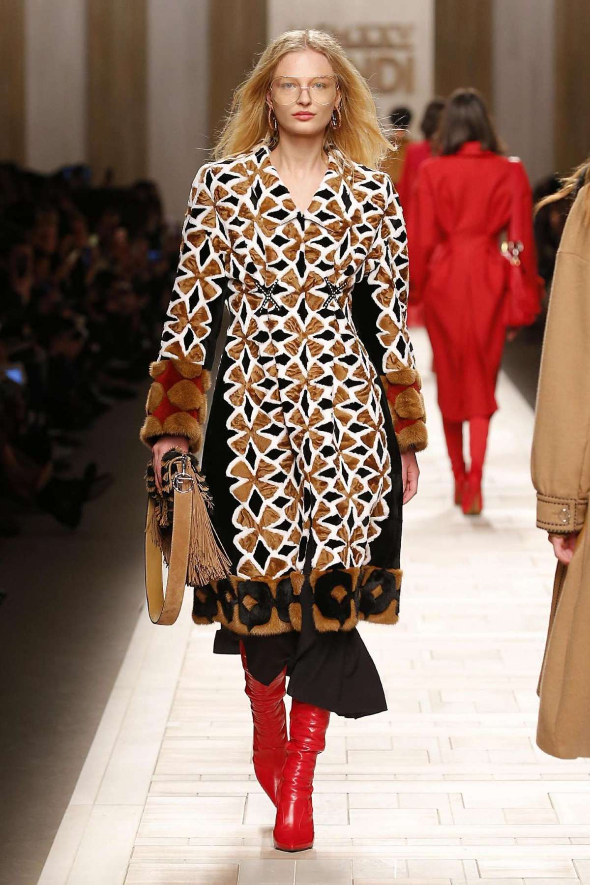 Cappotto decorato in pelliccia Fendi