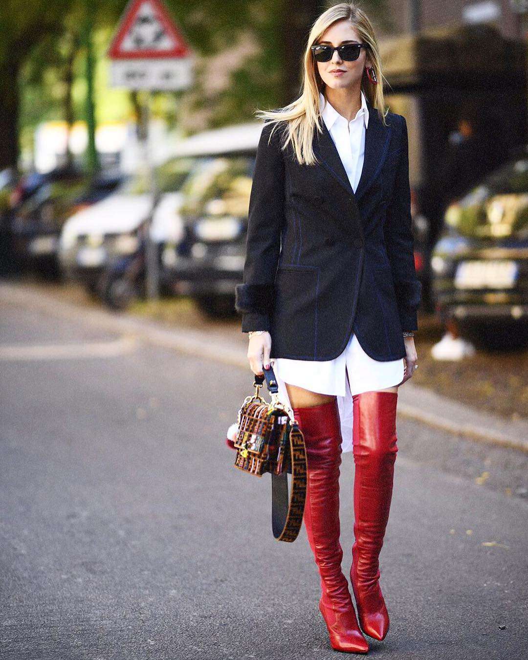Chiara Ferragni con stivali rossi Fendi