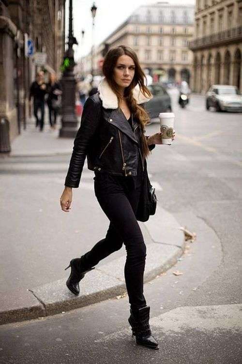 Giacca di pelle, skinny jeans e stivaletti con tacco