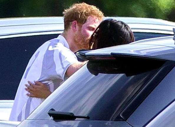 Il bacio rubato di Harry e Meghan