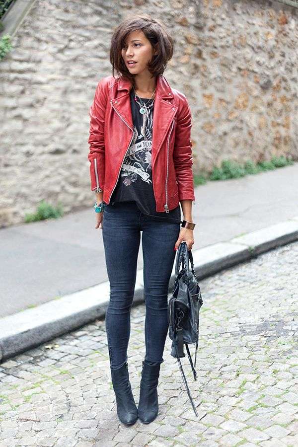 Look con chiodo di pelle rosso