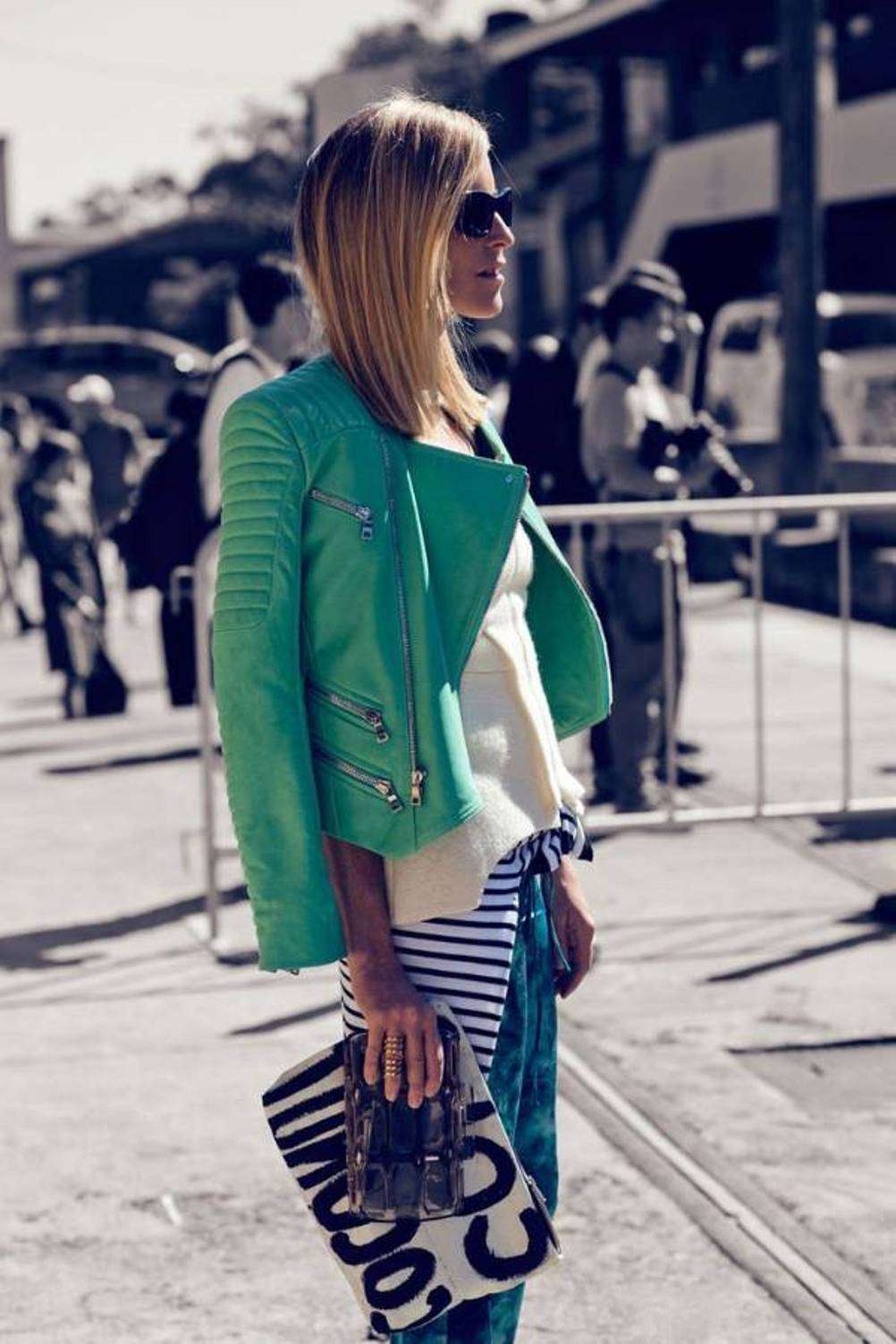 Look con chiodo di pelle verde