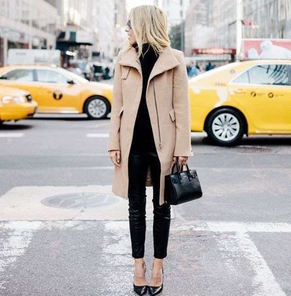 Look in nero con cappotto beige