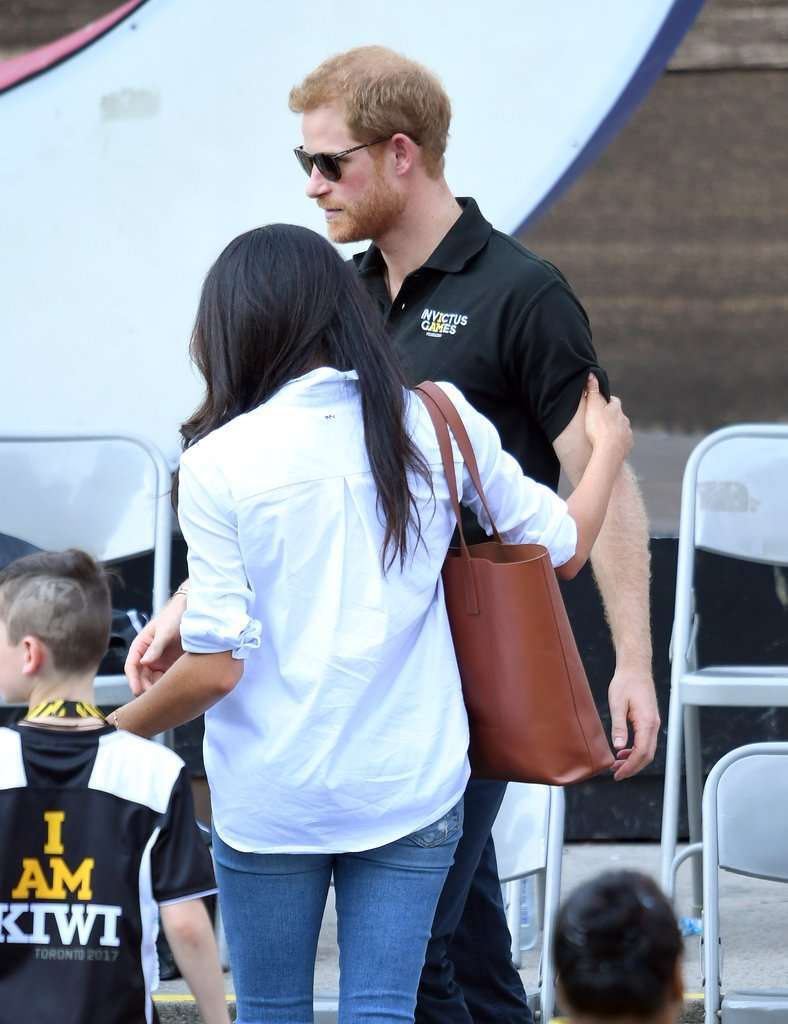 Meghan accarezza Harry