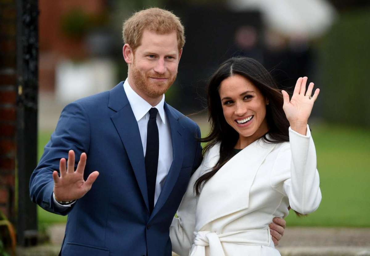 Meghan e Harry salutano i paparazzi