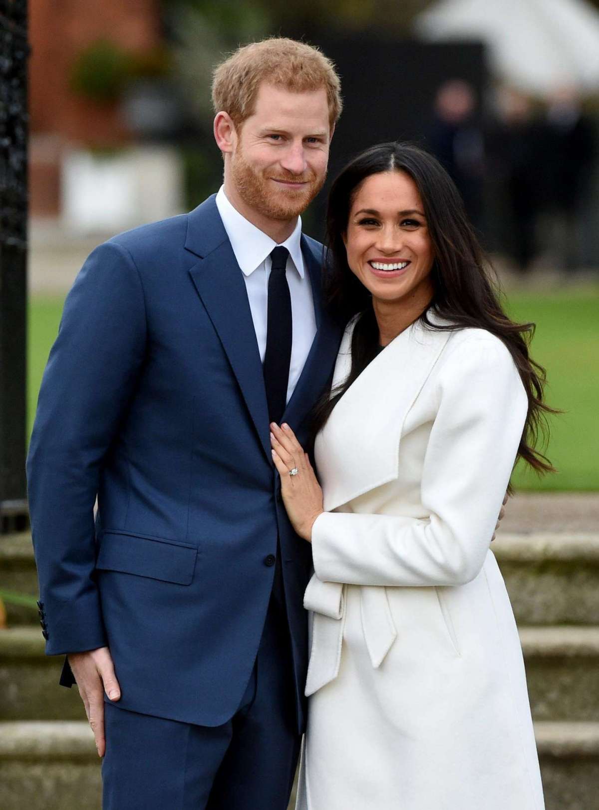 Meghan mostra l'anello di fidazamento