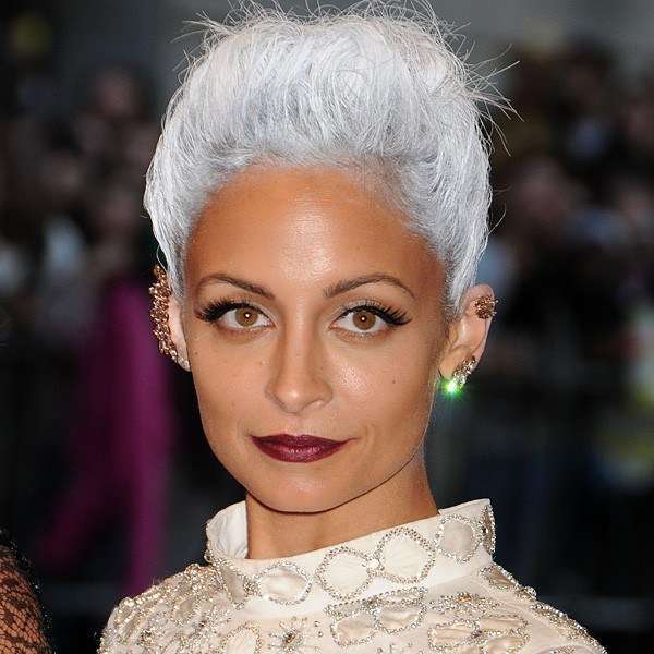 Nicole Richie con i capelli bianchi