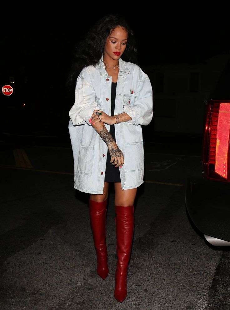 Rihanna con stivali alla coscia rossi
