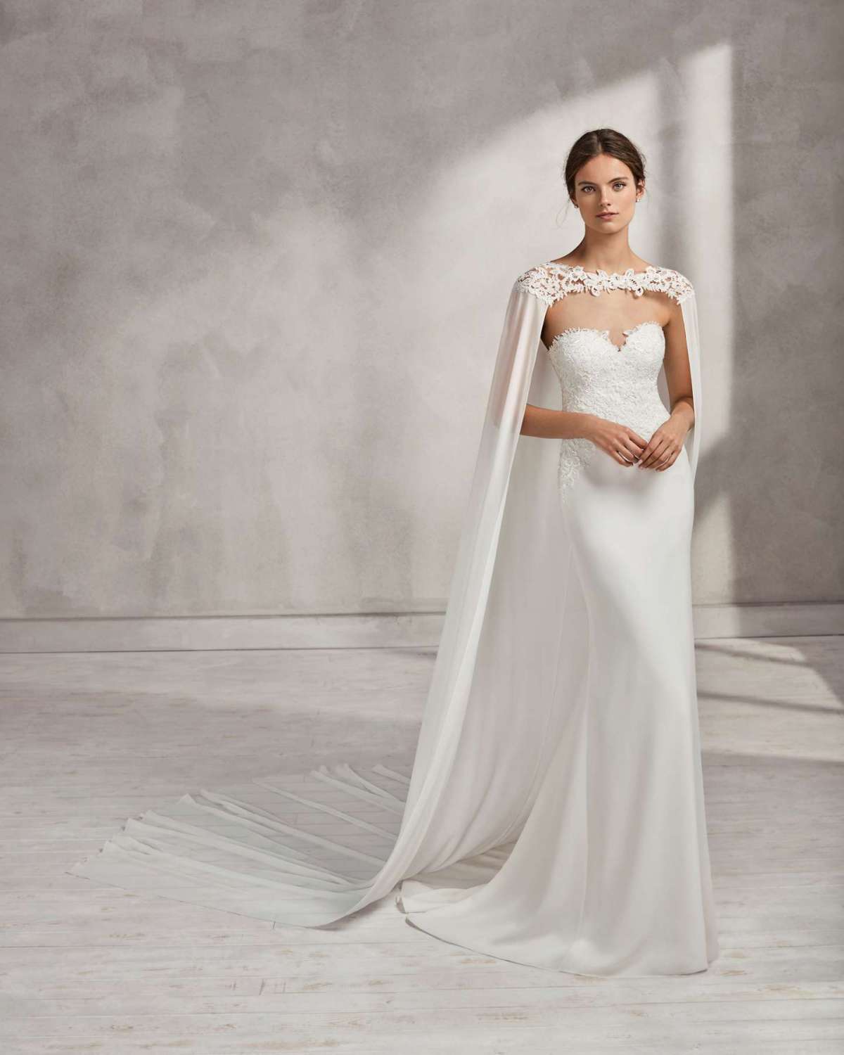 Vestito da sposa scivolato con mantella