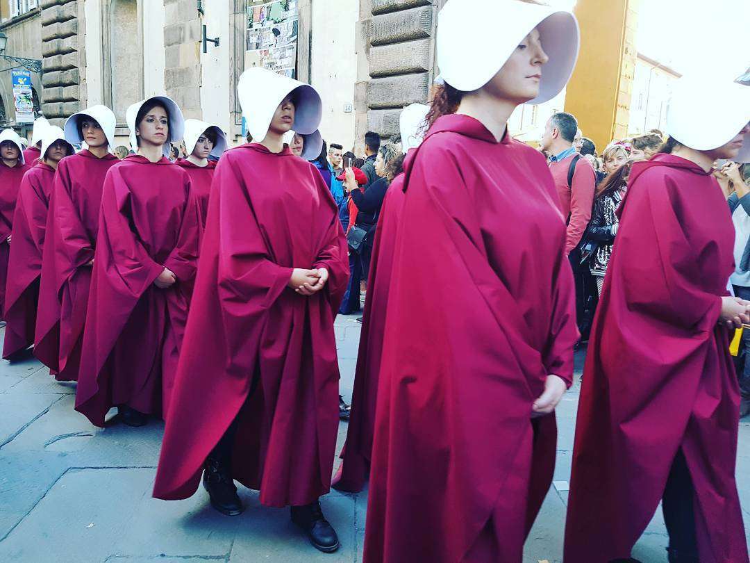 Cosplayer di The Handmaid's Tale