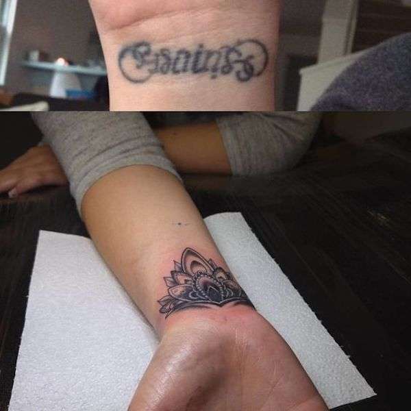 Cover up tatuaggio sul polso con scritta