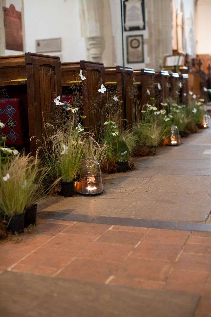 Decorazioni con farfalle per la chiesa