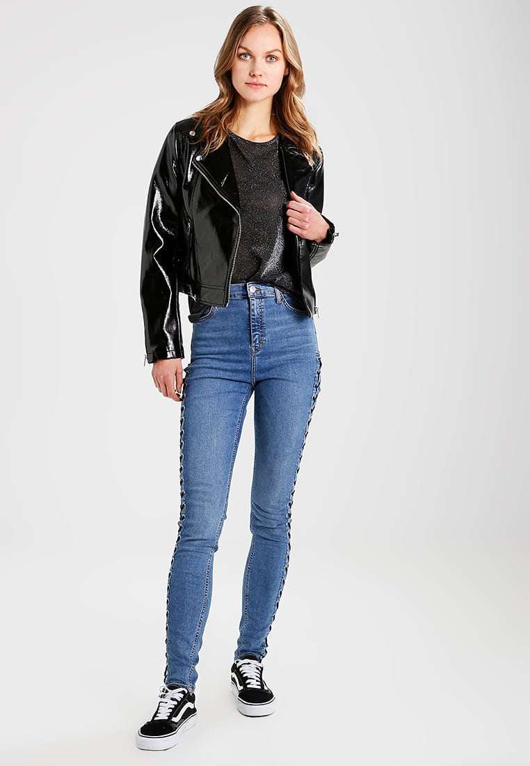 Giacca in vinile Miss Selfridge abbinata ai jeans