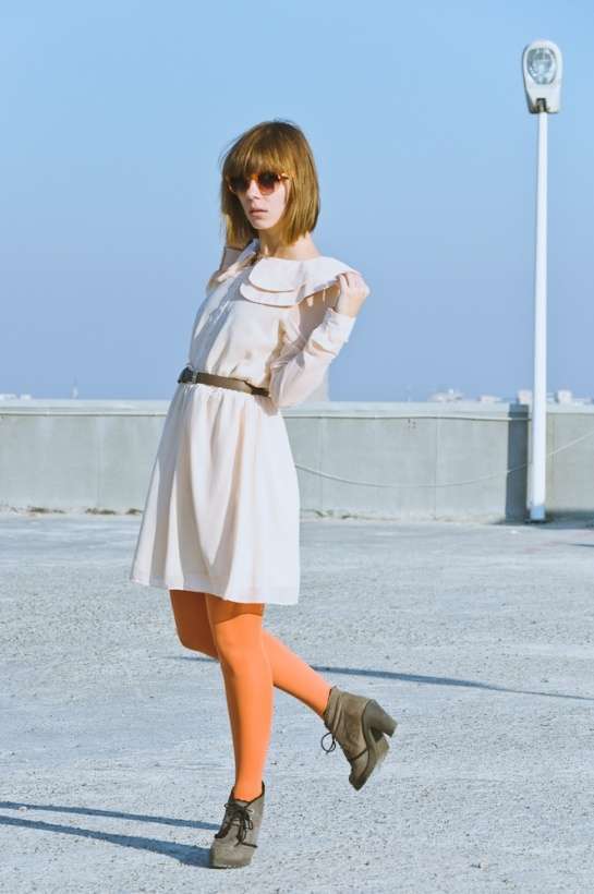 Look con collant arancioni