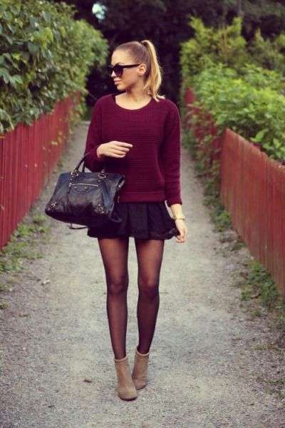 Look con collant bordeaux chiaro