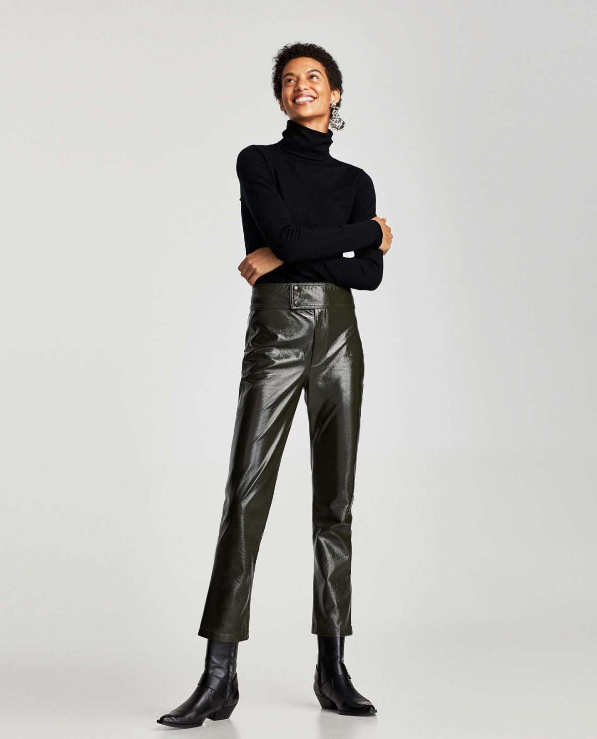 Pantaloni in vinile Zara e maglione nero